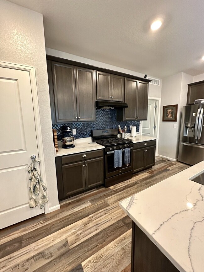 Building Photo - Don't Miss Out on this 3Bed+Study/3 Bath Home in Newer Painted Prairie