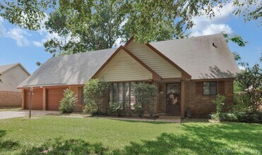 Building Photo - AULDS BROADMOOR TERRACE-NICE LARGE HOME