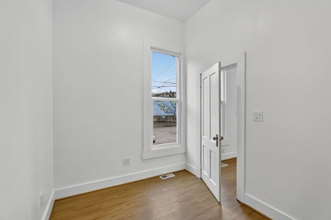 Building Photo - 924 N Mason St