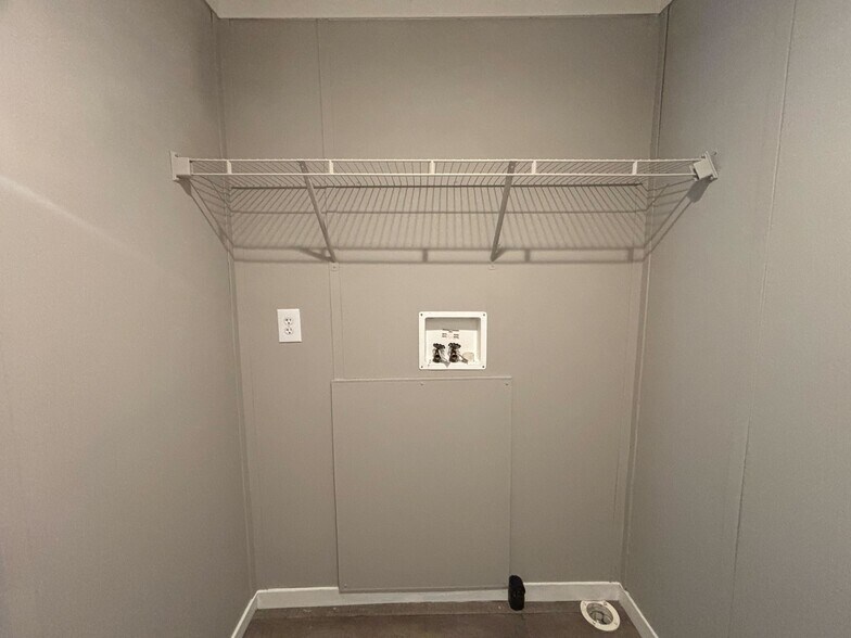 Building Photo - 116 E Semands St