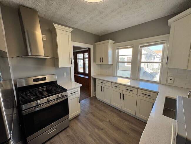 Building Photo - 2121 Wyandotte Ave