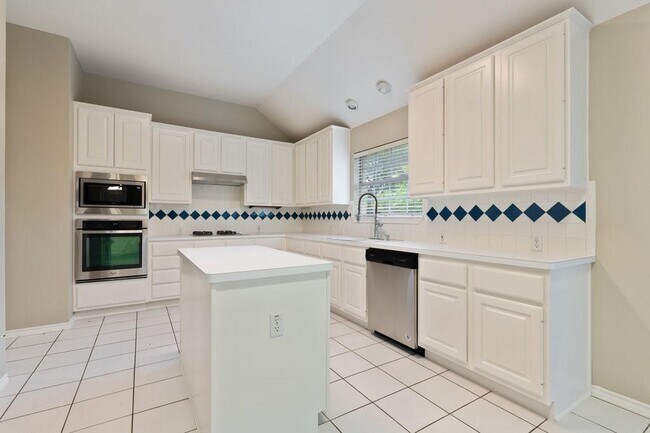 Building Photo - 2110 Red Oak Cir