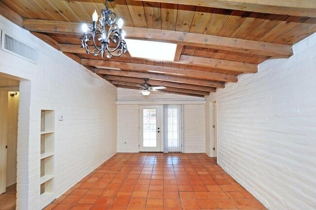 Building Photo - 4 bedroom/2 bath home on large lot near Alvernon/Grant!