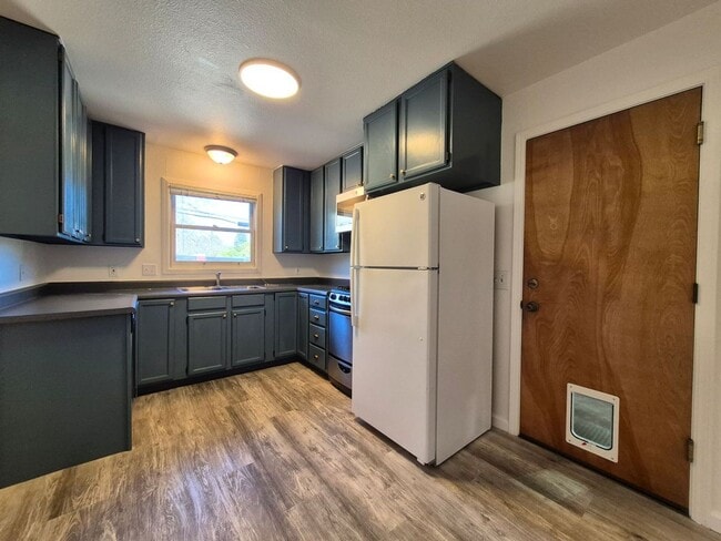 Building Photo - 2 Bedroom for Rent