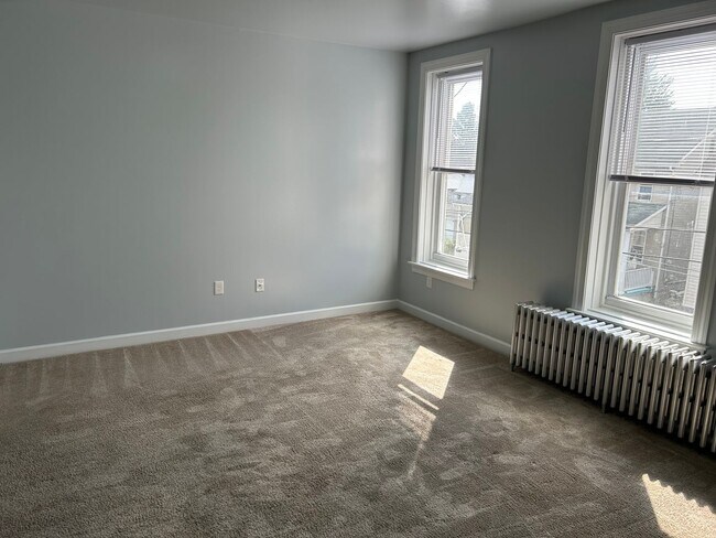 Building Photo - 643 S 9th St