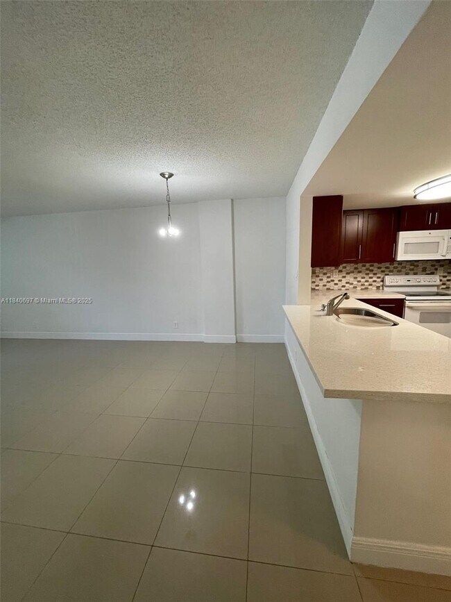 Building Photo - 9001 SW 77th Ave