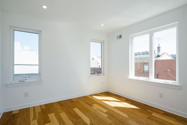 Building Photo - Stunning 4-Bedroom Townhouse with Garage and Rooftop Deck! Available late May!
