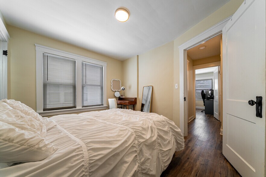 Building Photo - 2167 Carabel Ave