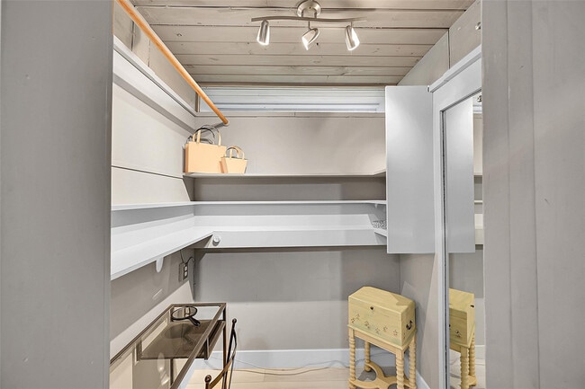 Building Photo - 234 Pine Ave