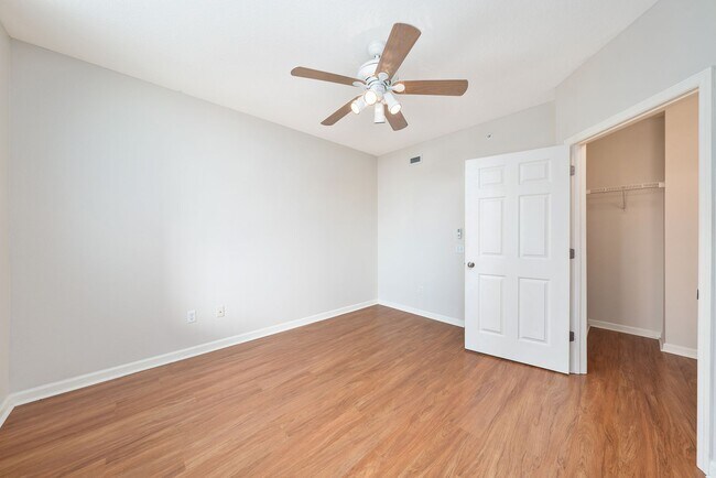 Building Photo - Downtown Orlando One Bedroom with Lake Eola View * * Modernized Waverly Condo