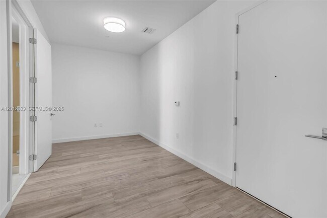 Building Photo - 2831 S Bayshore Dr