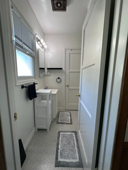 Building Photo - 3950 Cerritos Ave