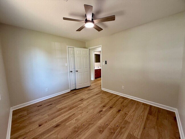 Building Photo - 3 Bedroom/2 Bathroom HOME FOR THE HOLIDAYS...