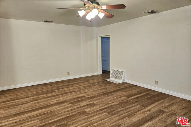 Building Photo - 9966 Glencrest Cir