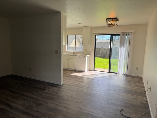 Building Photo - Remodeled 3 bedroom 2 bath house in Citrus Heights HUGE YARD