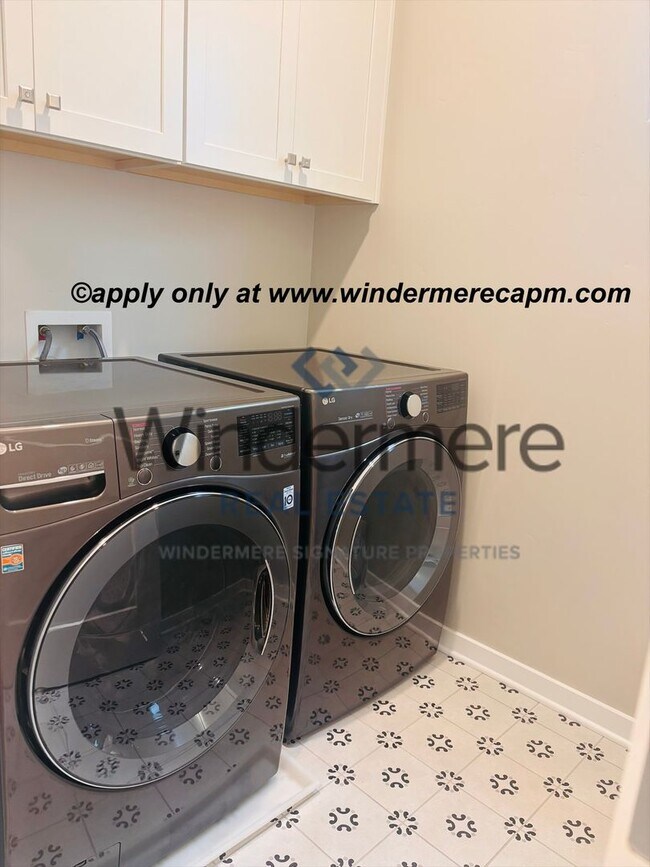 Building Photo - Modern Living in the heart of McKinley Village!