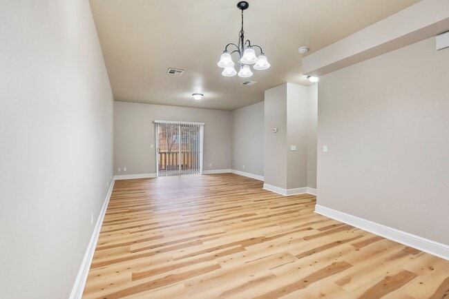 Building Photo - 3BR/2.5 Bath Townhome