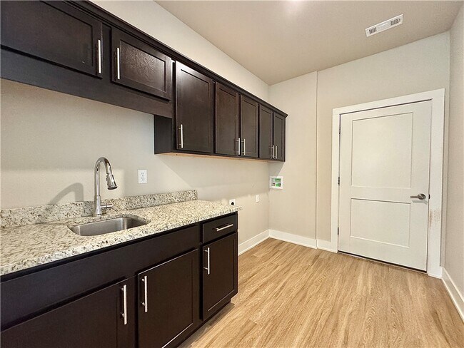 Building Photo - 707 NE Hts Ln