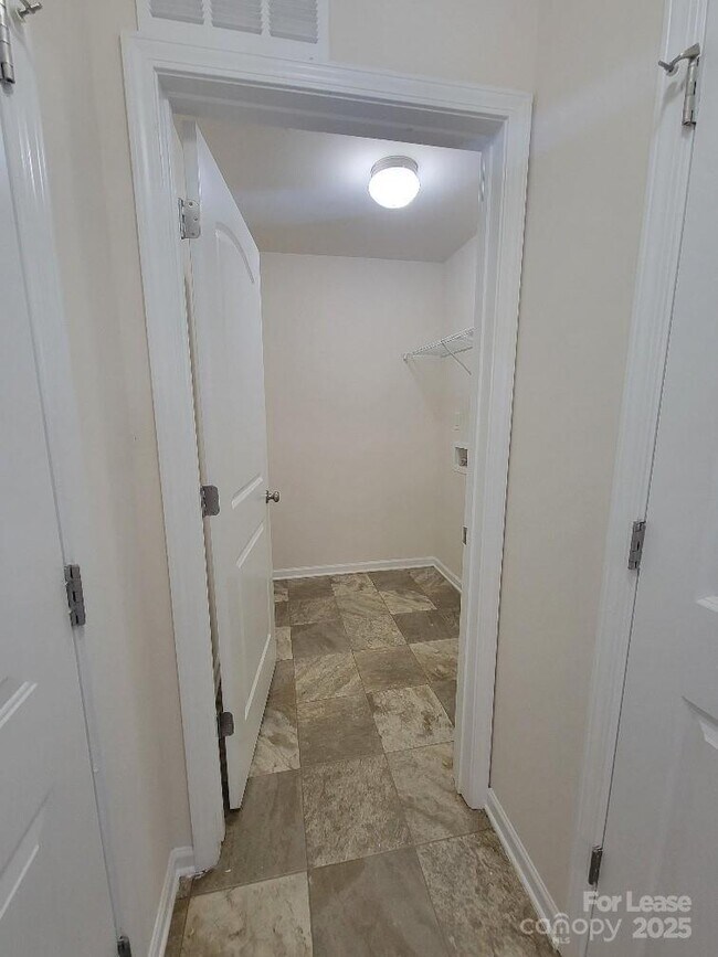 Building Photo - 5823 Hewitt Dr