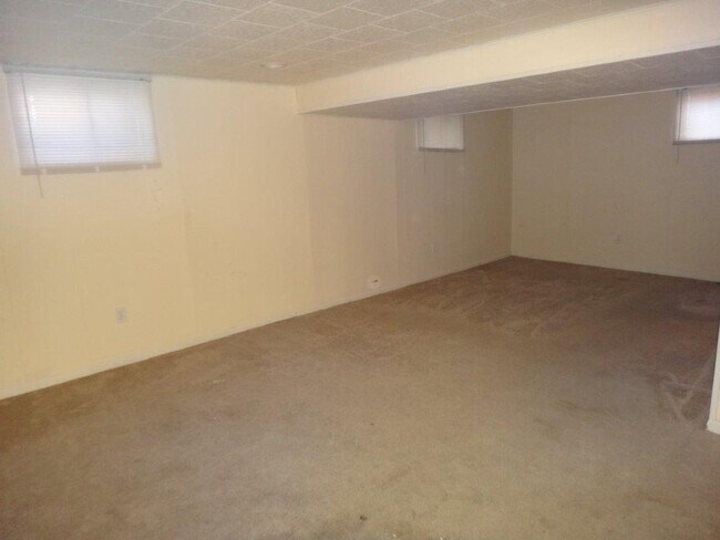 Building Photo - Great 3 bedroom with full basement!