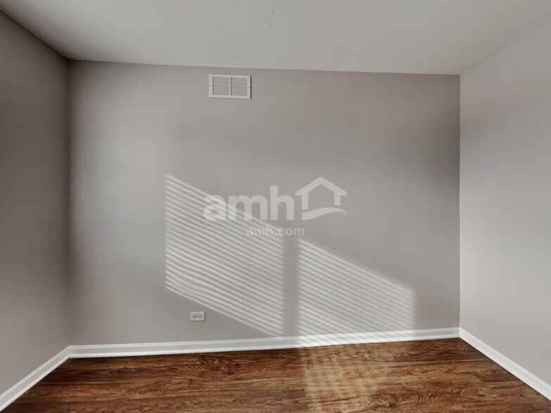 Building Photo - 2811 Stonebridge Dr