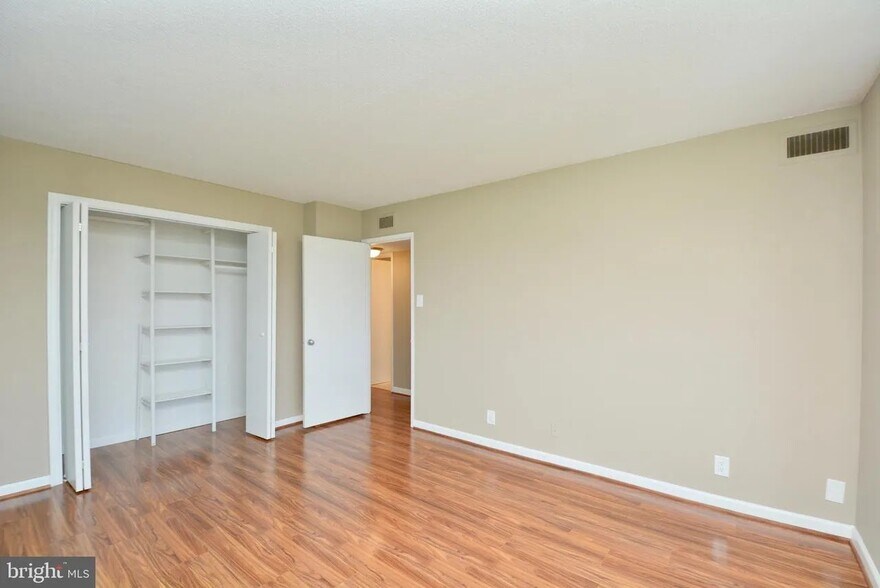 Building Photo - 307 Yoakum Pkwy
