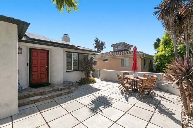 Building Photo - Spacious Talmadge Home WITH POOL!