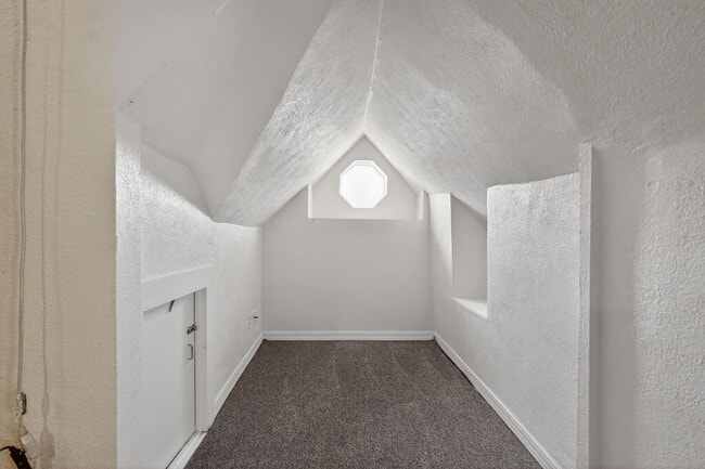 Building Photo - Charming 1-Bedroom Attic Apartment in the Heart of City Park West