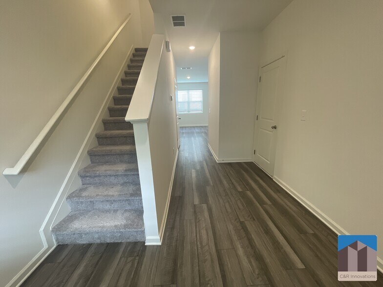 Building Photo - 3529 Condor Ct SW