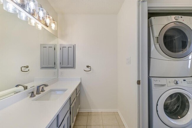 Building Photo - 1202 Thorpe Ln