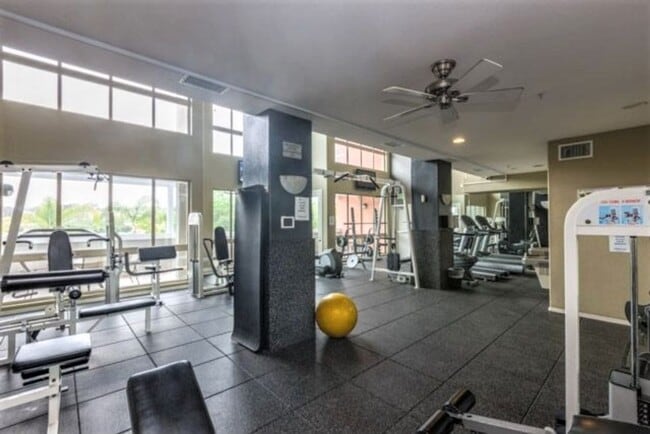 Building Photo - Bright 1 Bed / 1 Bath Condo in Upscale Com...