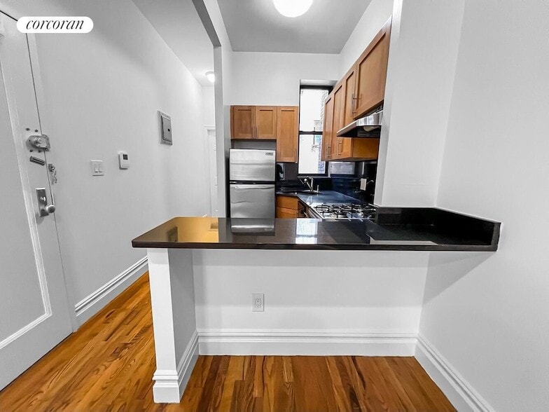 Building Photo - 147 E 90th St