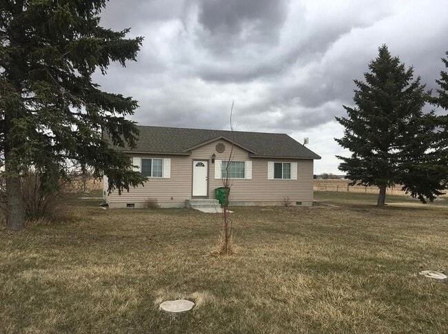Building Photo - Single Family 2-Bed, 1-Bath country home o...