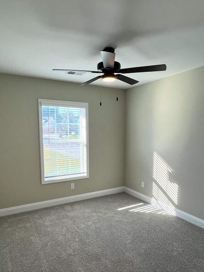 Building Photo - 3/2 fenced in yard & access to amenities!!