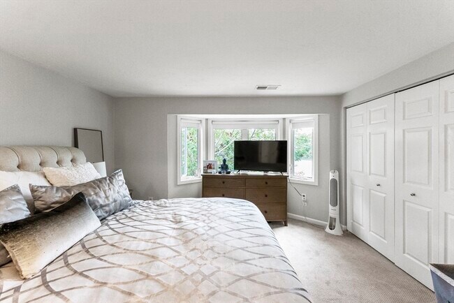 Building Photo - 18 Westcliff Dr