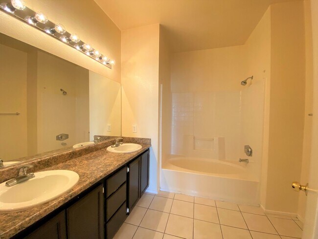Building Photo - 2 BEDROOM 2 BATH IN NORTHWEST DOUBLE GATED GOLF COURSE COMMUNITY!