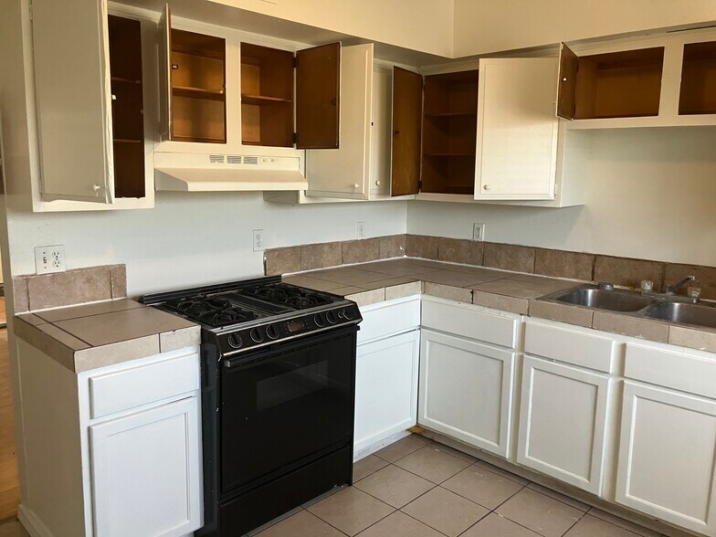 Kitchen showing cupboards & stove - 8405 Trumbull Ave SE
