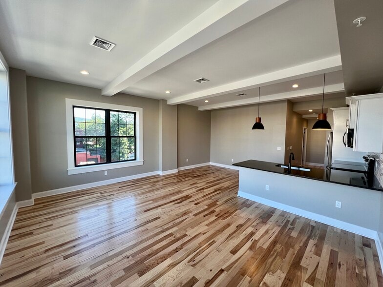 Building Photo - 116 S Main St