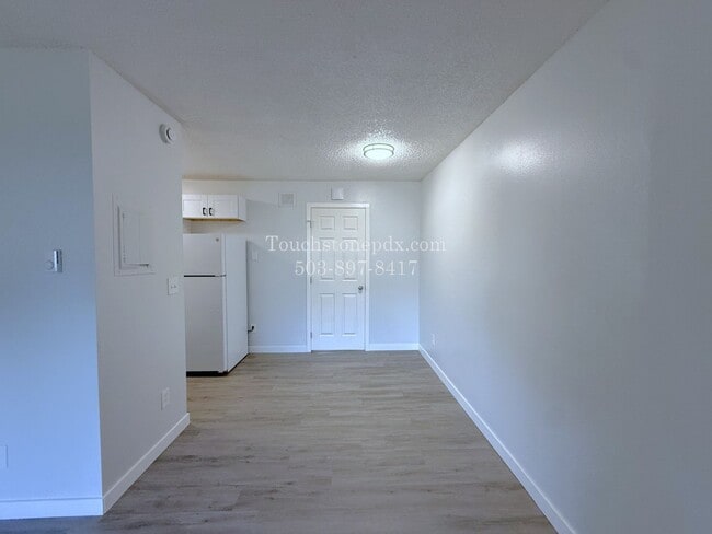 Building Photo - Upper Level Apartment with Bright Living and Everyday Comfort