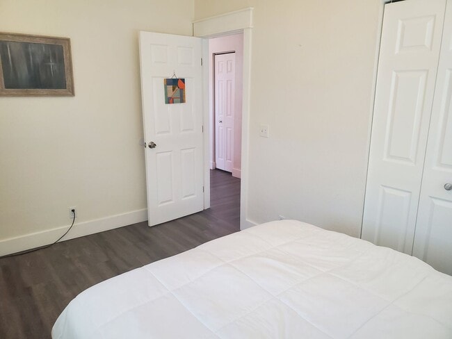 Building Photo - Fully Furnished cozy two-bedroom house