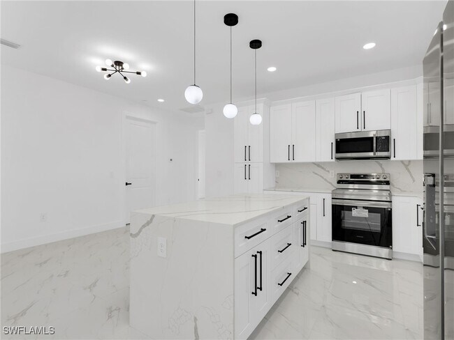 Building Photo - 1119 Earhart St E