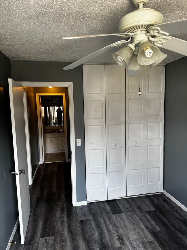 Building Photo - 1601 N Innsbruck Dr