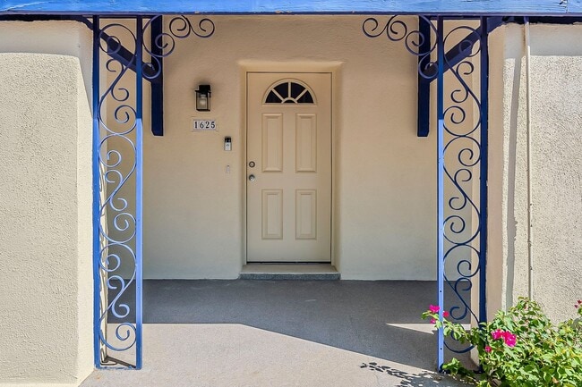 Building Photo - 1625 E 8th St