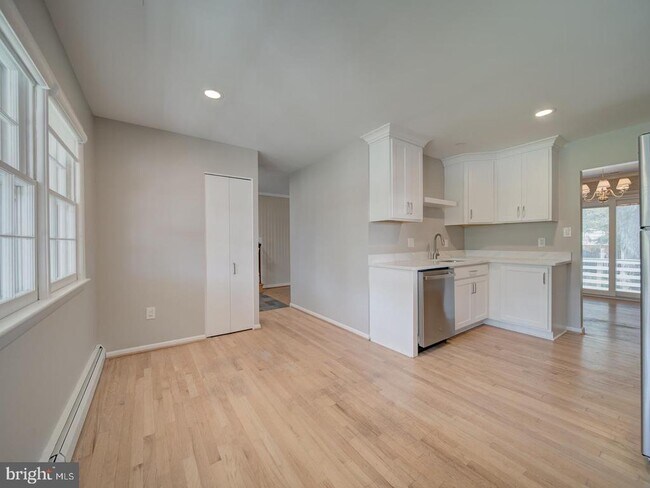 Building Photo - 705 Main Dr