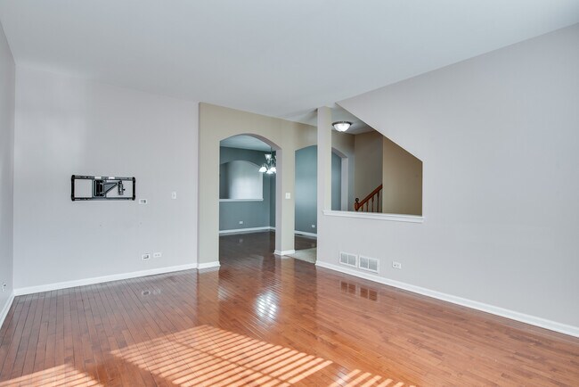 Building Photo - 417 Plaza Pl