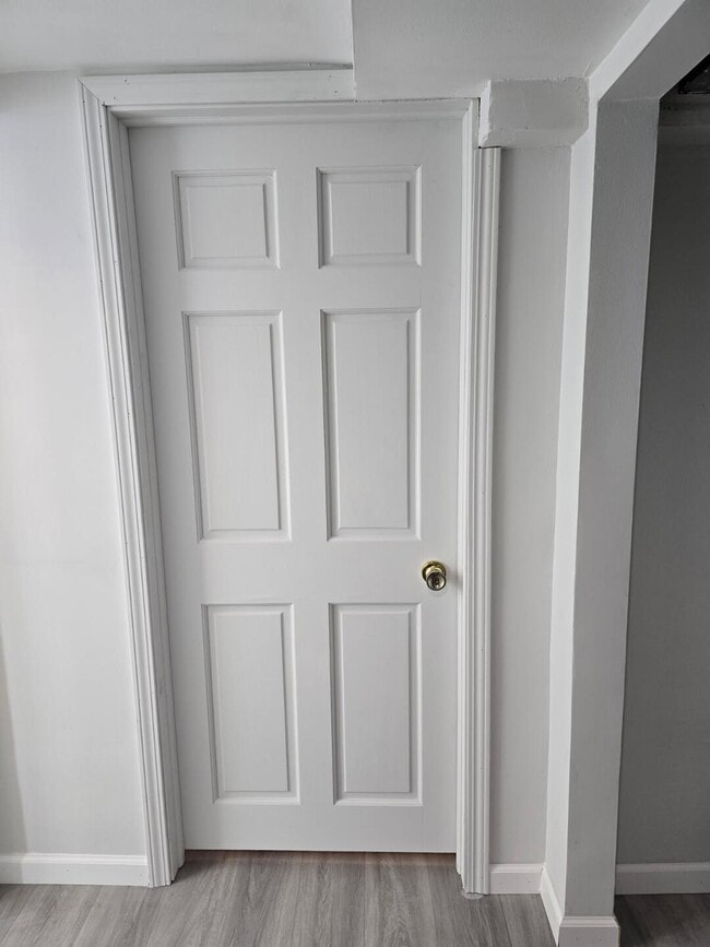 Building Photo - 655 S 7th Ave