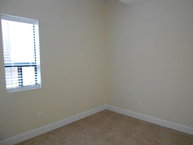 Building Photo - 1 Bedroom Apartment in Downtown Athens - S...