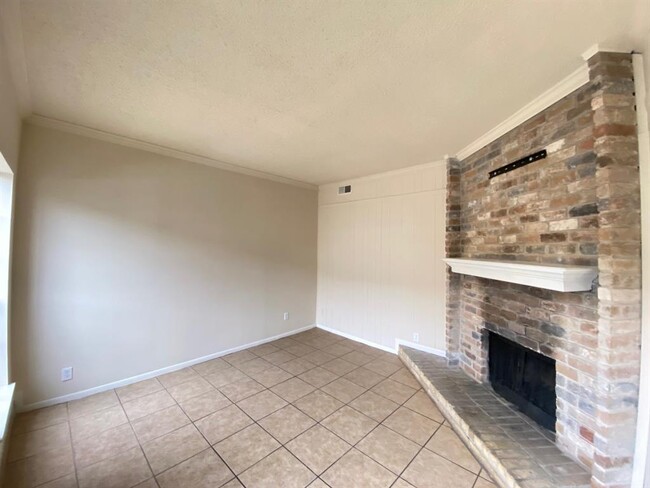 Building Photo - 7700 Creekbend Dr