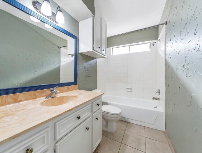 Building Photo - 2304 Colleen Dr