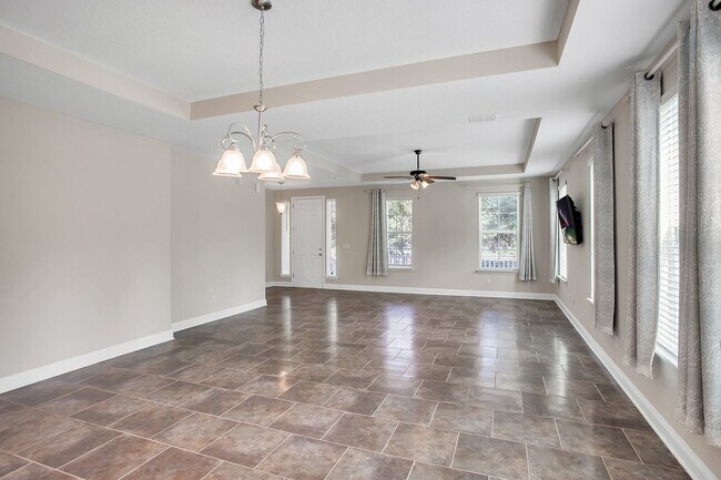 Building Photo - Beautiful 4 bedroom/ 2 bathroom home in Ri...
